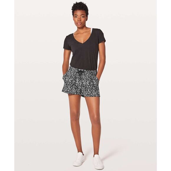 Lululemon On The Fly Short 2.5" in Soundwave Size 4 - Picture 1 of 9